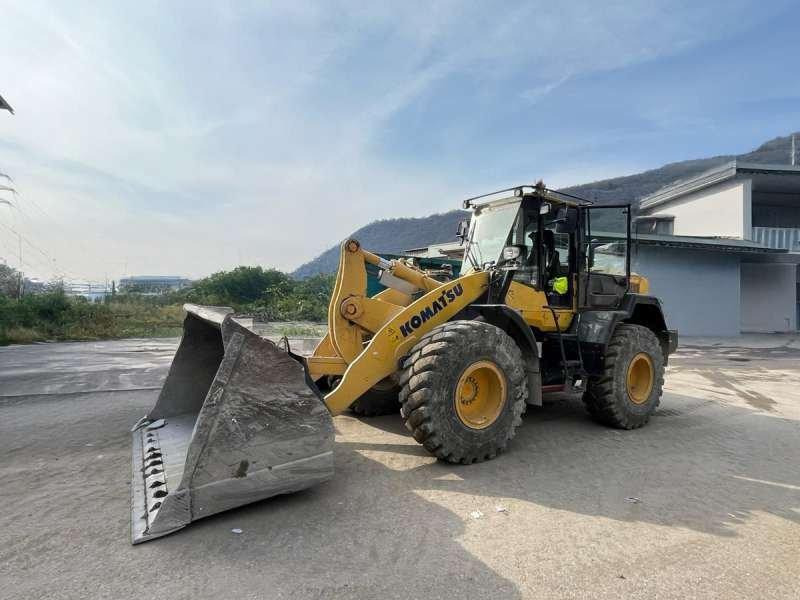 Komatsu WA320-7 - Gumikerekes homlokrakodó: 1 kép. Komatsu WA320-7 - Gumikerekes homlokrakodó: 1 kép.