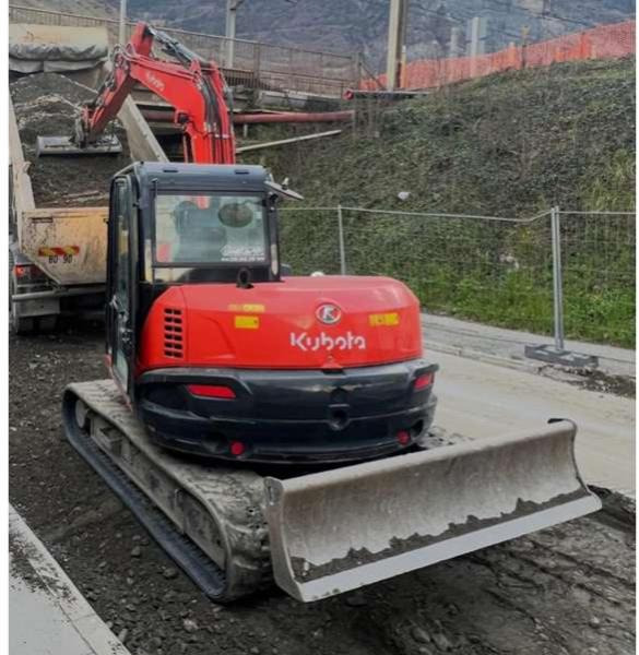 Kubota KX080-4A - Lánctalpas kotró: 3 kép. Kubota KX080-4A - Lánctalpas kotró: 3 kép.