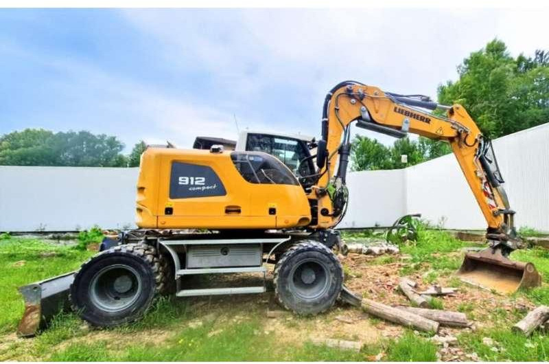 Liebherr A912 COMPACT - Gumikerekes kotró: 2 kép. Liebherr A912 COMPACT - Gumikerekes kotró: 2 kép.