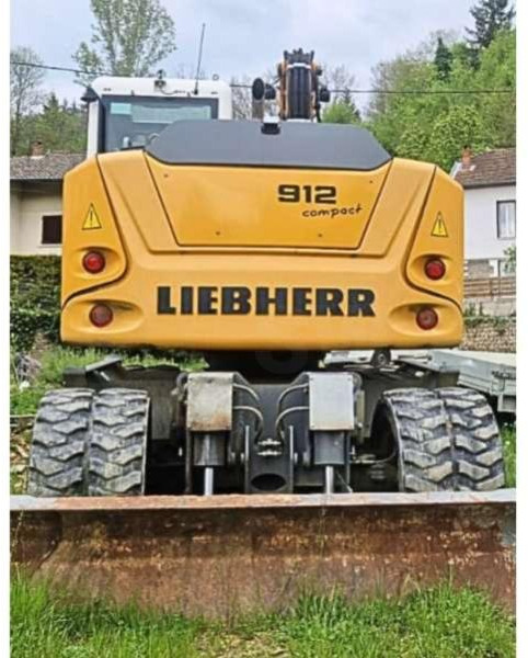 Liebherr A912 COMPACT - Gumikerekes kotró: 4 kép. Liebherr A912 COMPACT - Gumikerekes kotró: 4 kép.