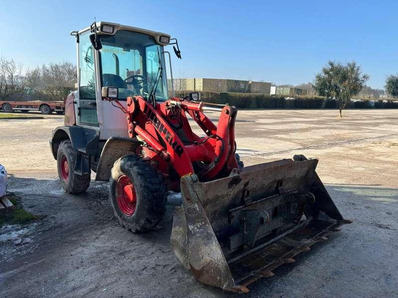 Liebherr L506 Stereo - Gumikerekes homlokrakodó: 2 kép. Liebherr L506 Stereo - Gumikerekes homlokrakodó: 2 kép.