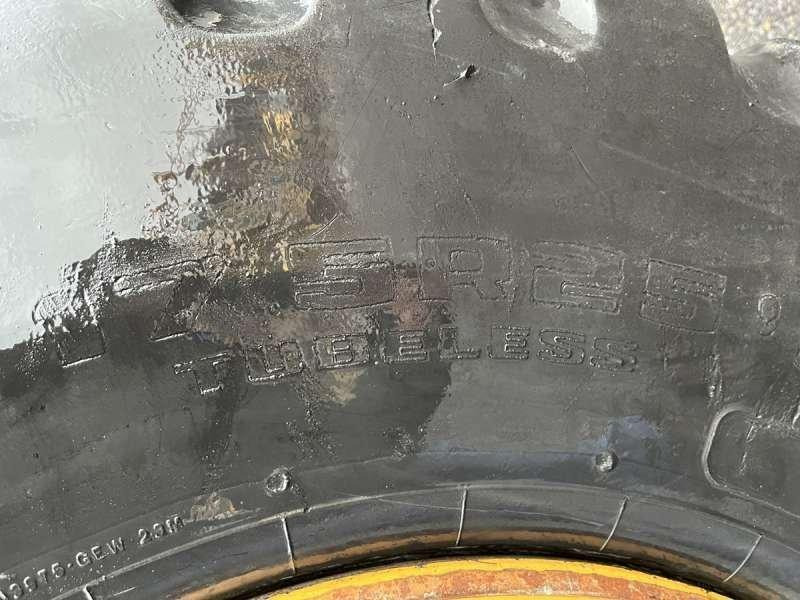 Gumikerekes homlokrakodó Liebherr L514 Stereo: 25 kép. Gumikerekes homlokrakodó Liebherr L514 Stereo: 25 kép.