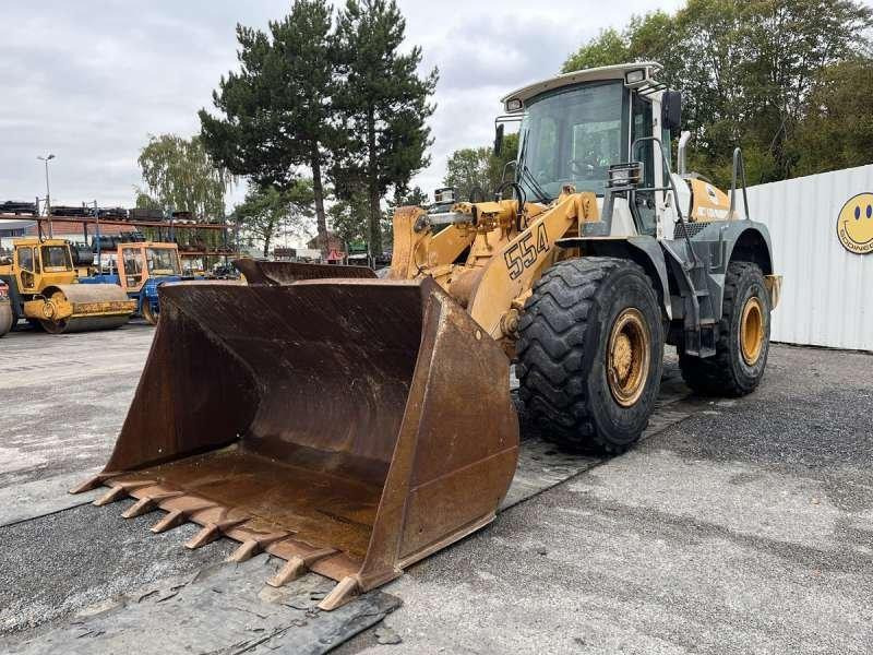 Liebherr L554 - Gumikerekes homlokrakodó: 2 kép. Liebherr L554 - Gumikerekes homlokrakodó: 2 kép.