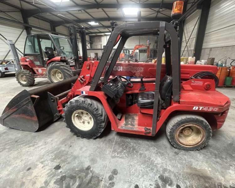 Manitou Buggiscopic BT420 - Teleszkópos rakodó: 2 kép. Manitou Buggiscopic BT420 - Teleszkópos rakodó: 2 kép.