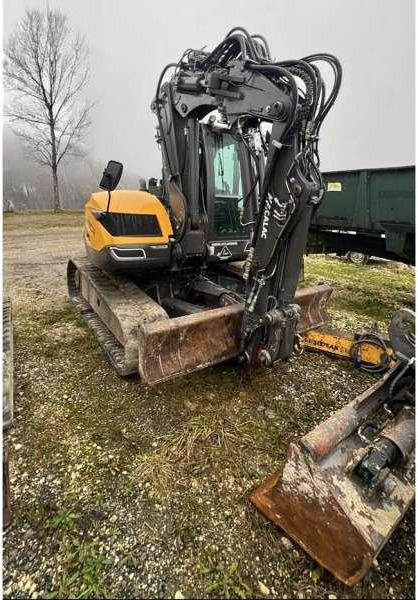 Mecalac 10MCR - Lánctalpas kotró: 4 kép. Mecalac 10MCR - Lánctalpas kotró: 4 kép.