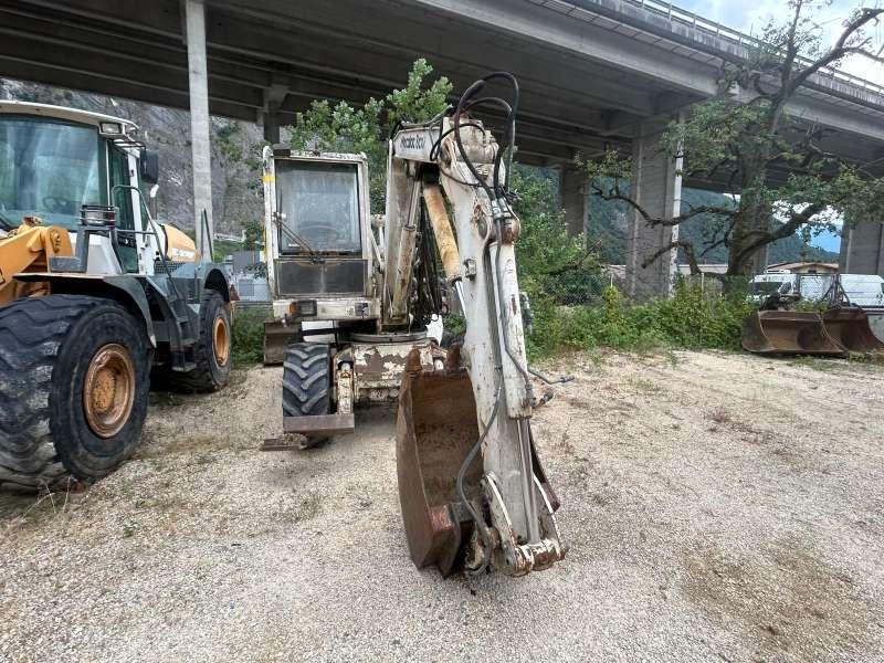 Mecalac 8CXI - Gumikerekes kotró: 3 kép. Mecalac 8CXI - Gumikerekes kotró: 3 kép.