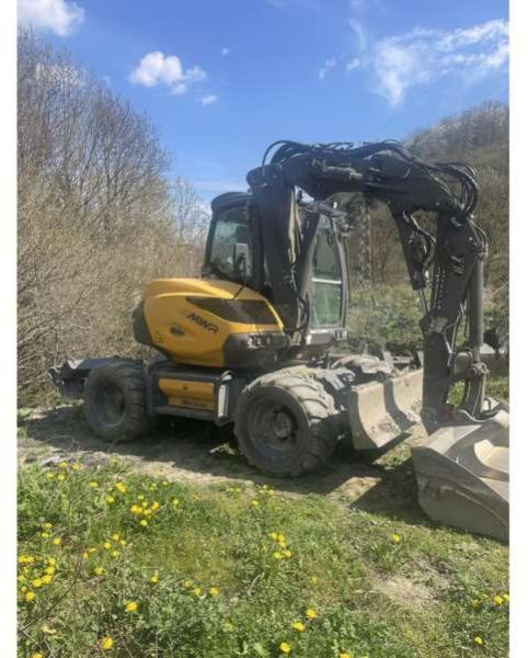 Mecalac 9MWR - Gumikerekes kotró: 2 kép. Mecalac 9MWR - Gumikerekes kotró: 2 kép.