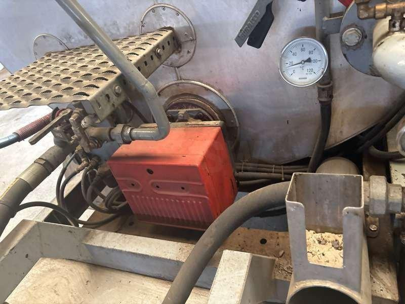 Mercedes 410 A EMULSION + TREMI GRAVILLON - Bitumenszóró: 5 kép. Mercedes 410 A EMULSION + TREMI GRAVILLON - Bitumenszóró: 5 kép.