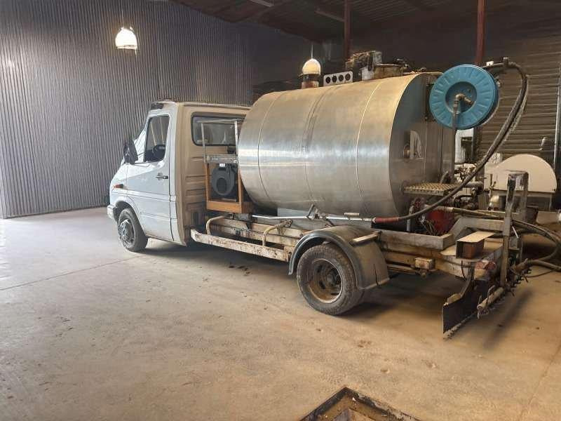 Mercedes 410 A EMULSION + TREMI GRAVILLON - Bitumenszóró: 2 kép. Mercedes 410 A EMULSION + TREMI GRAVILLON - Bitumenszóró: 2 kép.