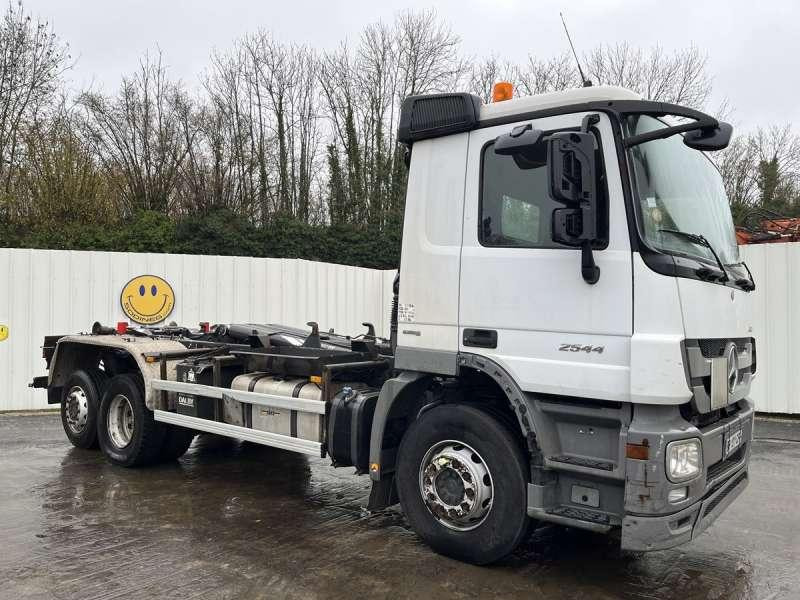 Mercedes ACTROS 2544 - Horgos rakodó teherautó: 1 kép. Mercedes ACTROS 2544 - Horgos rakodó teherautó: 1 kép.