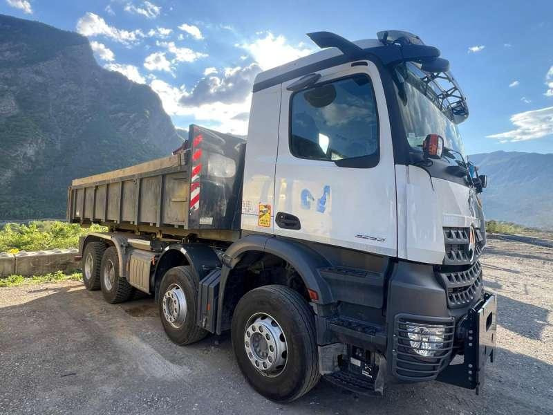 Mercedes AROCS 3253 8X4 - Billenőplatós teherautó: 1 kép. Mercedes AROCS 3253 8X4 - Billenőplatós teherautó: 1 kép.
