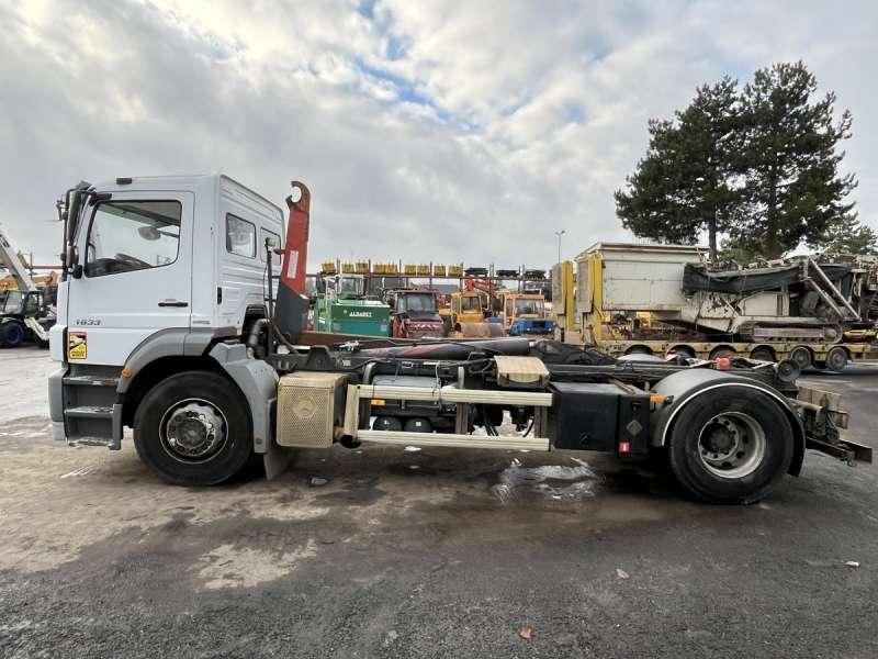 Mercedes AXOR 1833 - Horgos rakodó teherautó: 4 kép. Mercedes AXOR 1833 - Horgos rakodó teherautó: 4 kép.