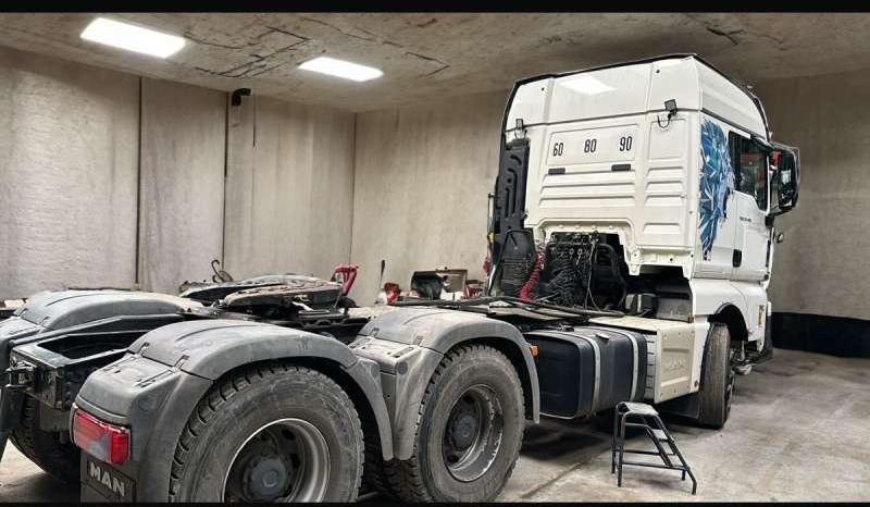 MAN TGX 33.480 - Nyergesvontató: 4 kép. MAN TGX 33.480 - Nyergesvontató: 4 kép.