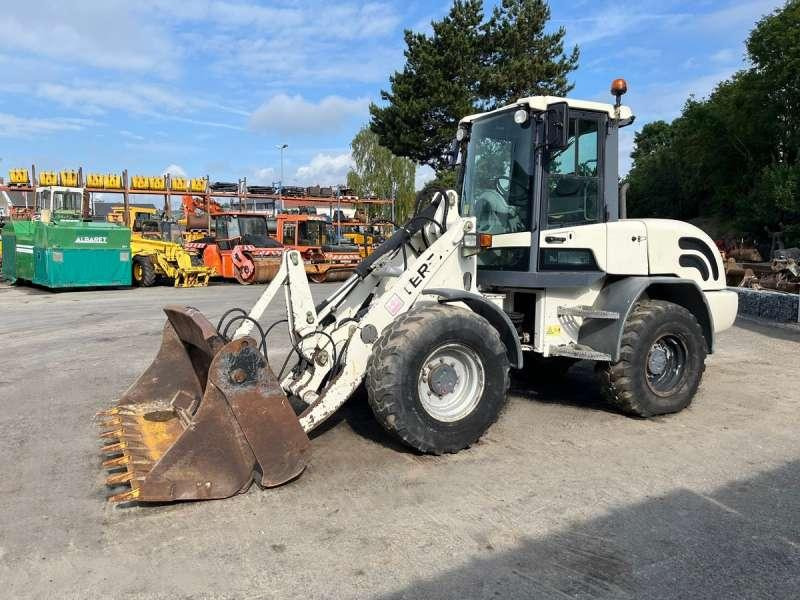Terex TL100 - Derékcsuklós rakodó: 3 kép. Terex TL100 - Derékcsuklós rakodó: 3 kép.