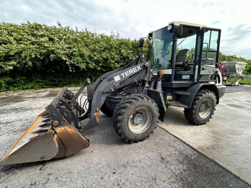 Terex TL70S - Gumikerekes homlokrakodó: 3 kép. Terex TL70S - Gumikerekes homlokrakodó: 3 kép.