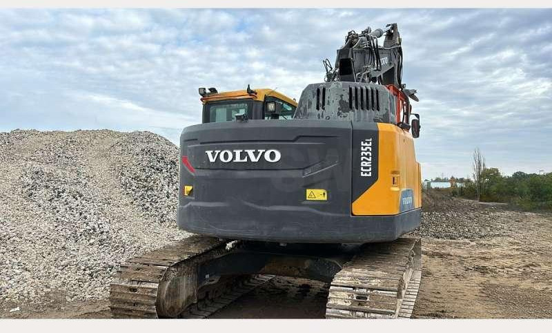 Volvo ECR235EL - Lánctalpas kotró: 3 kép. Volvo ECR235EL - Lánctalpas kotró: 3 kép.