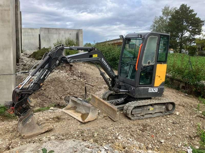 Volvo ECR25D - Minikotró: 1 kép. Volvo ECR25D - Minikotró: 1 kép.