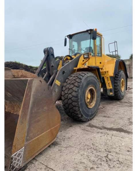 Volvo L180E - Gumikerekes homlokrakodó: 5 kép. Volvo L180E - Gumikerekes homlokrakodó: 5 kép.
