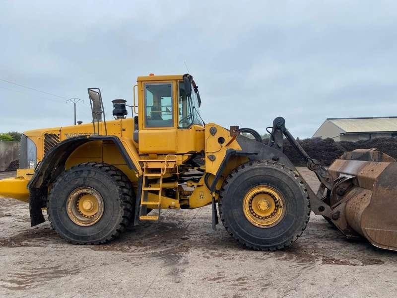 Volvo L180E - Gumikerekes homlokrakodó: 3 kép. Volvo L180E - Gumikerekes homlokrakodó: 3 kép.