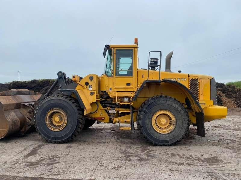 Volvo L180E - Gumikerekes homlokrakodó: 2 kép. Volvo L180E - Gumikerekes homlokrakodó: 2 kép.