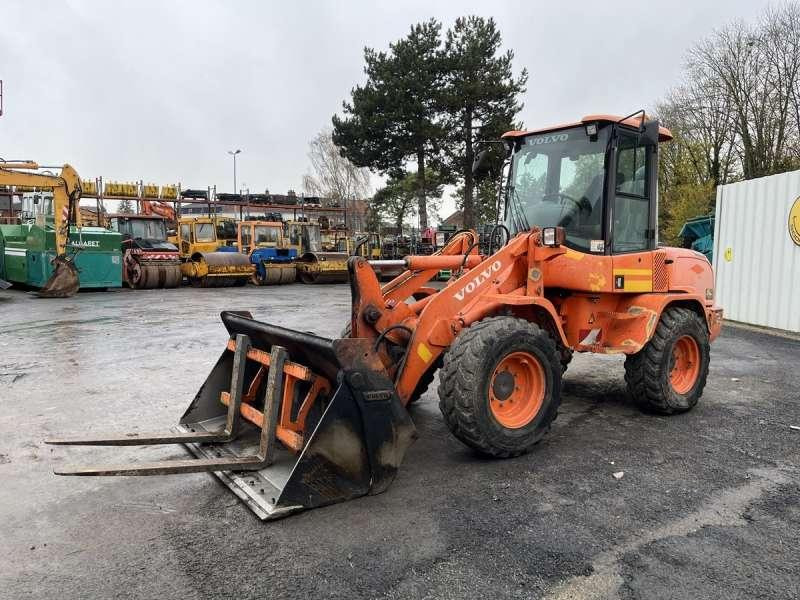 Volvo L30G - Gumikerekes homlokrakodó: 3 kép. Volvo L30G - Gumikerekes homlokrakodó: 3 kép.
