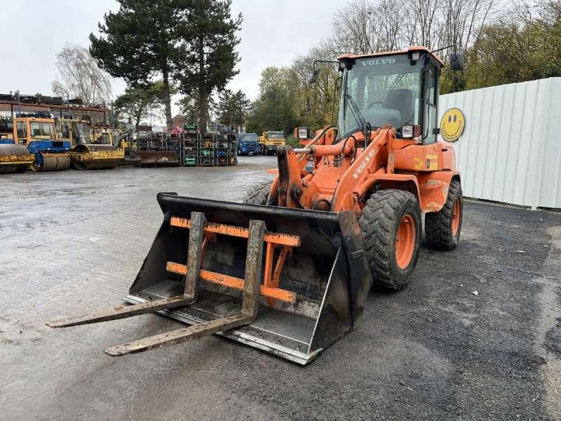 Volvo L30G - Gumikerekes homlokrakodó: 2 kép. Volvo L30G - Gumikerekes homlokrakodó: 2 kép.