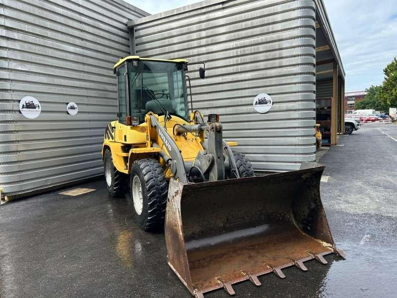 Volvo L30Z - Gumikerekes homlokrakodó: 4 kép. Volvo L30Z - Gumikerekes homlokrakodó: 4 kép.