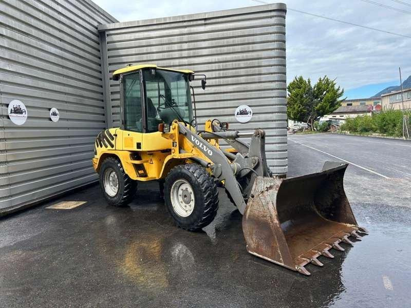 Volvo L30Z - Derékcsuklós rakodó: 2 kép. Volvo L30Z - Derékcsuklós rakodó: 2 kép.