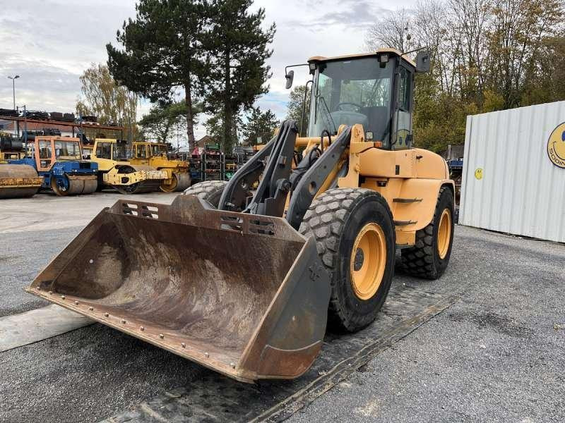Volvo L45B-TP - Gumikerekes homlokrakodó: 2 kép. Volvo L45B-TP - Gumikerekes homlokrakodó: 2 kép.