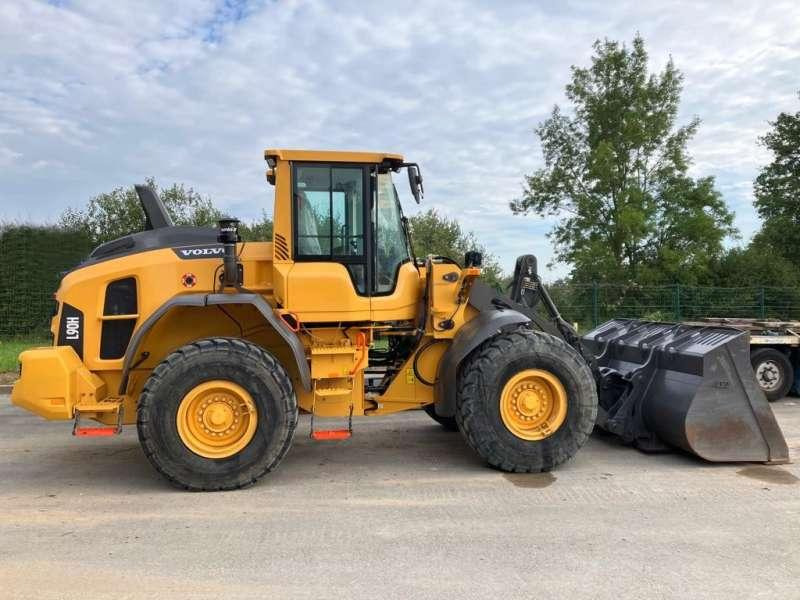 Volvo L90H - Gumikerekes homlokrakodó: 3 kép. Volvo L90H - Gumikerekes homlokrakodó: 3 kép.