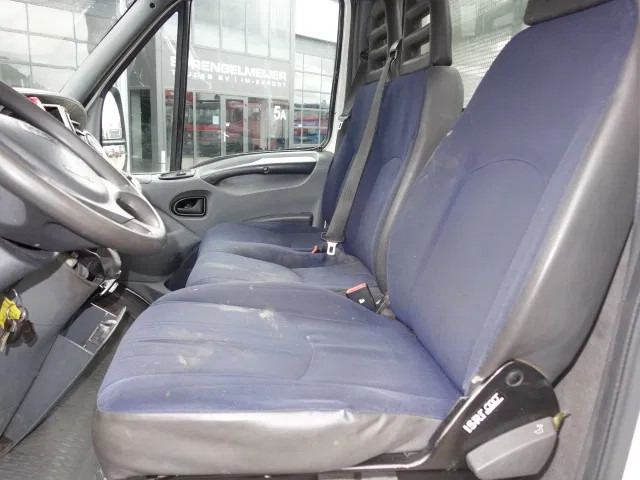 Iveco 40C12 - Ollós emelő: 5 kép. Iveco 40C12 - Ollós emelő: 5 kép.