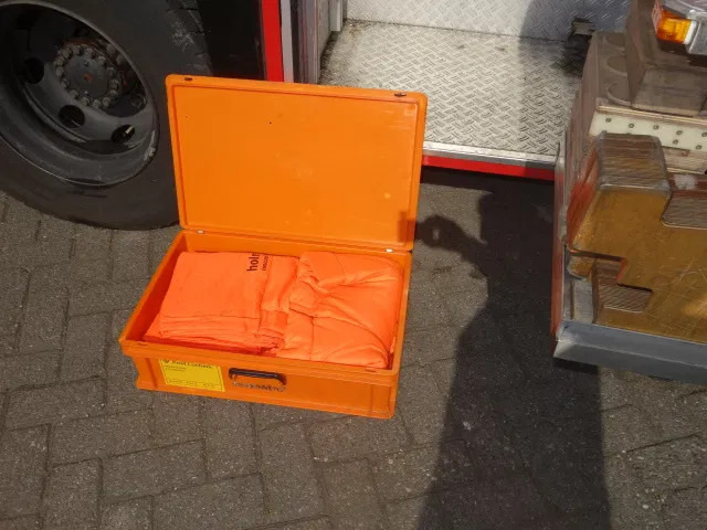 MAN LE 250 godiva pump with holmatro set - Tűzoltóautó: 4 kép. MAN LE 250 godiva pump with holmatro set - Tűzoltóautó: 4 kép.