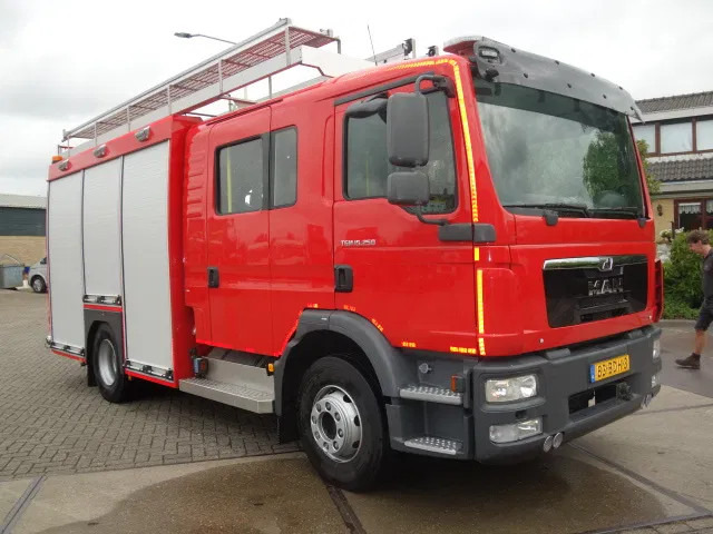 MAN TGM 15.250 FIRE TRUCK,2000 LITER TANK, FOAM TANK, AIRCO - Tűzoltóautó: 1 kép. MAN TGM 15.250 FIRE TRUCK,2000 LITER TANK, FOAM TANK, AIRCO - Tűzoltóautó: 1 kép.