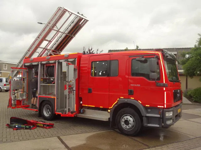 MAN TGM 15.250 FIRE TRUCK,2000 LITER TANK, FOAM TANK, AIRCO,WITH EQUIPMENT - Tűzoltóautó: 5 kép. MAN TGM 15.250 FIRE TRUCK,2000 LITER TANK, FOAM TANK, AIRCO,WITH EQUIPMENT - Tűzoltóautó: 5 kép.