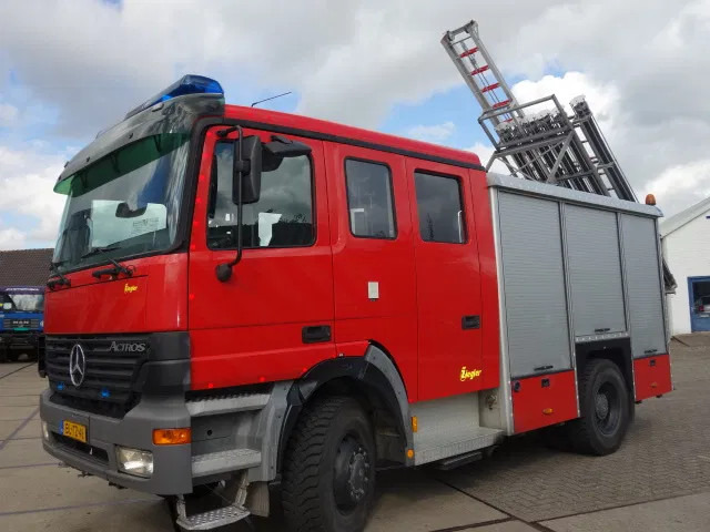 Mercedes-Benz Actros 1831 4X4 ZIEGLER BOMBEROS POMP,2500 L TANK - Tűzoltóautó: 3 kép. Mercedes-Benz Actros 1831 4X4 ZIEGLER BOMBEROS POMP,2500 L TANK - Tűzoltóautó: 3 kép.