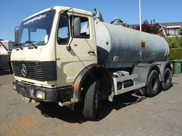 Mercedes-Benz MB 2222 6X4 WATERTANKER WITH PUMP - Tartályos teherautó: 2 kép. Mercedes-Benz MB 2222 6X4 WATERTANKER WITH PUMP - Tartályos teherautó: 2 kép.