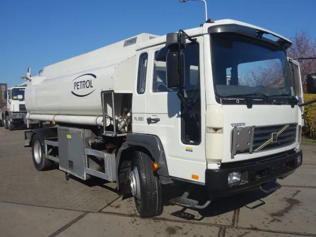 Volvo FL 240 220PK 12000 LITER STEELSPRINGS - Tartályos teherautó: 1 kép. Volvo FL 240 220PK 12000 LITER STEELSPRINGS - Tartályos teherautó: 1 kép.