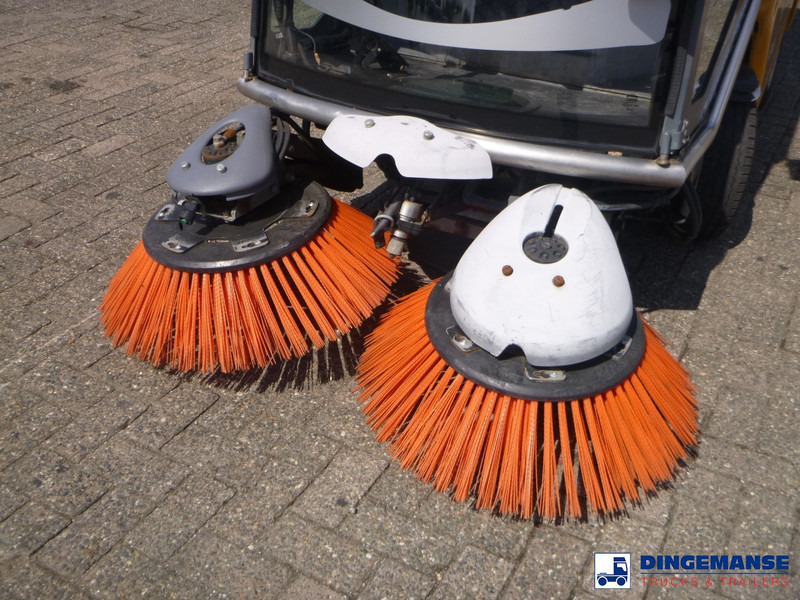 Utcaseprő gép Applied sweeper Green machine 636: 10 kép.