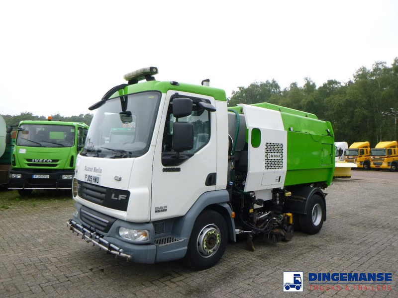 DAF LF 45.180 Scarab Merlin street sweeper 4x2 - Utcaseprő gép: 1 kép. DAF LF 45.180 Scarab Merlin street sweeper 4x2 - Utcaseprő gép: 1 kép.