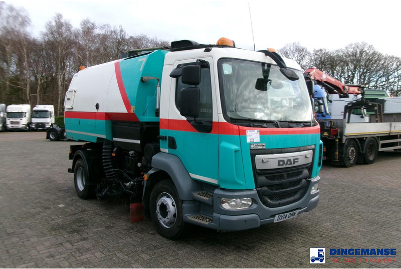DAF LF 55.220 4X2 Johnston street sweeper - Utcaseprő gép: 2 kép. DAF LF 55.220 4X2 Johnston street sweeper - Utcaseprő gép: 2 kép.