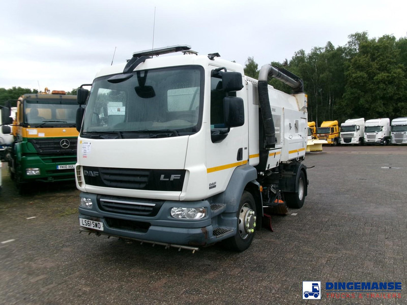 DAF LF 55.220 4x2 Scarab sweeper - Utcaseprő gép: 1 kép. DAF LF 55.220 4x2 Scarab sweeper - Utcaseprő gép: 1 kép.