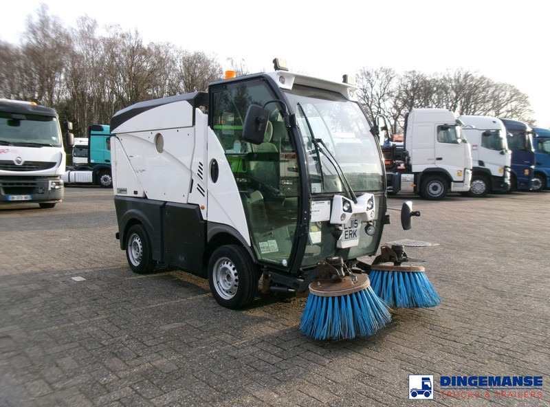Johnston C101 street sweeper - Utcaseprő gép: 2 kép. Johnston C101 street sweeper - Utcaseprő gép: 2 kép.