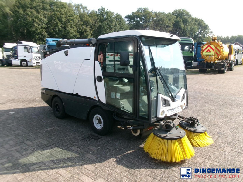 Johnston C202 compact street sweeper - Utcaseprő gép: 2 kép. Johnston C202 compact street sweeper - Utcaseprő gép: 2 kép.
