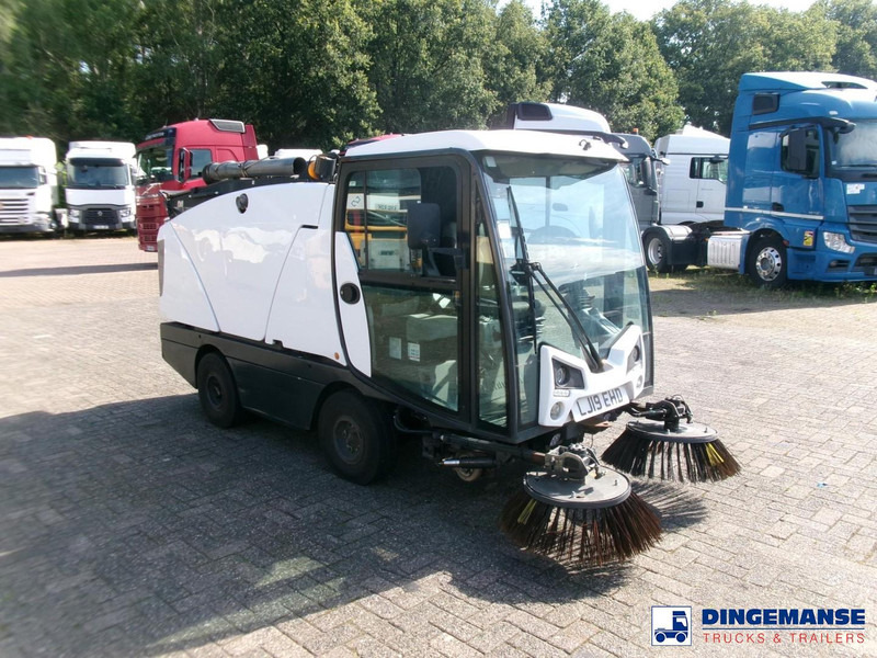 Johnston C202 compact street sweeper - Utcaseprő gép: 2 kép. Johnston C202 compact street sweeper - Utcaseprő gép: 2 kép.