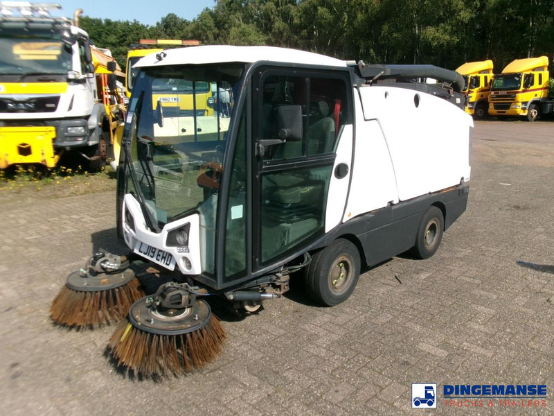 Johnston C202 compact street sweeper - Utcaseprő gép: 1 kép. Johnston C202 compact street sweeper - Utcaseprő gép: 1 kép.
