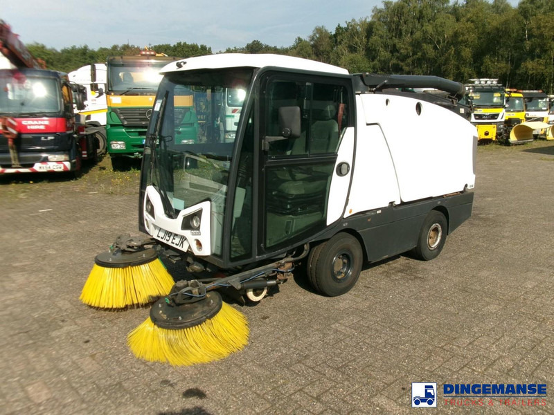 Johnston C202 compact street sweeper - Utcaseprő gép: 1 kép. Johnston C202 compact street sweeper - Utcaseprő gép: 1 kép.