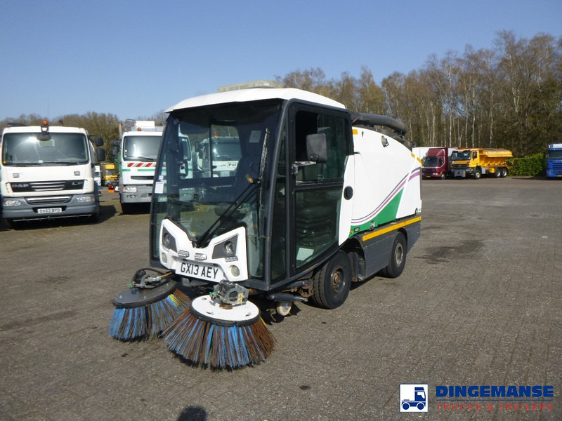Johnston C202 compact street sweeper - Utcaseprő gép: 1 kép. Johnston C202 compact street sweeper - Utcaseprő gép: 1 kép.