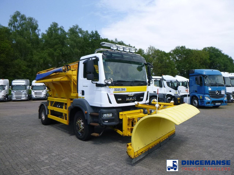 MAN TGM 18.290 4X4 RHD gritter / snow plough - Hóeltakarító gép: 2 kép. MAN TGM 18.290 4X4 RHD gritter / snow plough - Hóeltakarító gép: 2 kép.