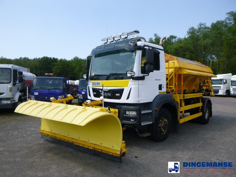 MAN TGM 18.290 4X4 RHD gritter / snow plough - Hóeltakarító gép: 1 kép. MAN TGM 18.290 4X4 RHD gritter / snow plough - Hóeltakarító gép: 1 kép.