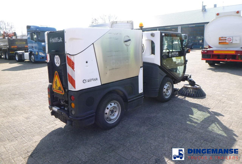 Nilfisk City Ranger CR3500 sweeper - Utcaseprő gép: 4 kép. Nilfisk City Ranger CR3500 sweeper - Utcaseprő gép: 4 kép.
